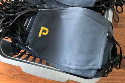 Masques noirs avec logo